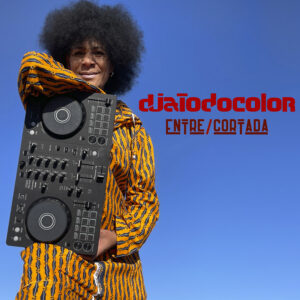 Artista djatodocolor con mezcladora disc Jockey y fondo azul. con dos textos djatodocolor nombre de la artista y el otro texto es entrecortada nombre de una canción