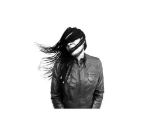 Retrato en blanco y negro de mujer con trenzas movidas por el viento, vistiendo chaqueta de cuero.