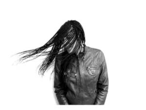Imagen en blanco y negro de djatodocolor, con chaqueta de cuero y trenzas en movimiento, capturando su expresión artística y energía.