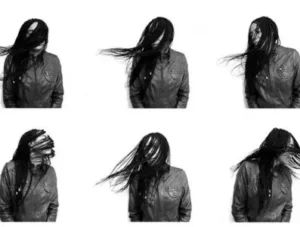 Collage en blanco y negro de djatodocolor con diferentes poses y cabello en movimiento, mostrando su energía y estilo distintivo.